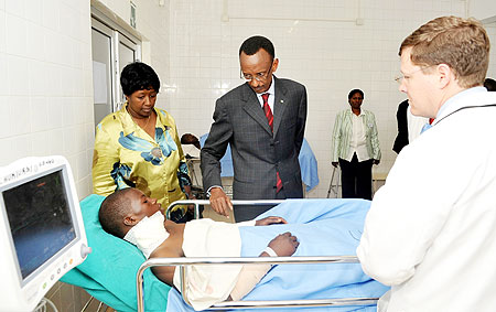 President Kagame at CHUK visiting one of the victims of the weekend grenade attack (Photo Urugwiro Village)