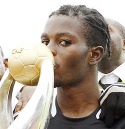 Mputu kisses the Africa Champions League trophy. (Net photo)