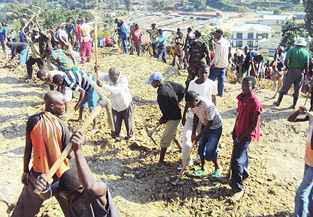 Residents taking part in  umuganda to kick start classroom construction for the 9YBE project in Karongi district. (Photo S.Nkurunziza)