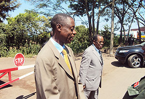 Rwandau2019s Gen. James  Kabarebe and Congou2019s Charles Mwando Nsimba speaking to the media at the border point in Rubavu. (Photo: R.Mugabe)