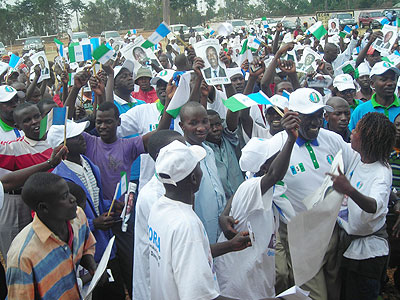 Ntawukuriryayo joins PSD supporters in a dance in Huye district (Photo: P. Ntambara)