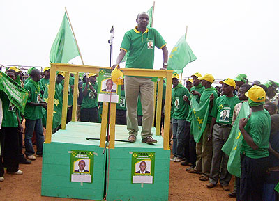 PL presidential candidate Prosper Higiro addressing supporters at Byumba taxi park on Wednesday. (Photo: A. Gahene)