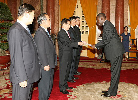 Rwandau2019s new envoy to Vietnam, Francois Xavier Ngarambe, presenting his credentials to Vietnamese President ,Nguyen Minh Triet (Courtesy photo)