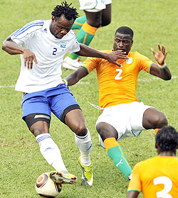 Eboue Emmanuel (R) of Ivory Coast, Elephants, vies against Aniweta Loui (L) during Saturdayu2019s CAN 2012 qualifying match. (Net photo)