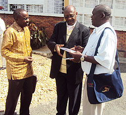 Senator Chrisologue Kubwimana (C) with some of the local leaders (Photo S. Nkurunziza)