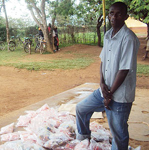 The suspect with packets of Suzie Waragi at Kiramuruzi Police Post.Photo D. Ngabonziza