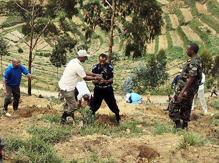 Governor Celestin Kabahizi (L) and other local leaders during the tree planting exercise (photo S Nkurunziza)