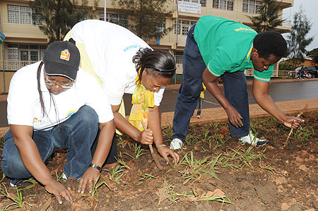 Kigali City Mayor Aisa Kirabo Kacyira (R), Vice Mayor Jeanne d'Arc  Gakuba (C) and Nyarugenge Mayor, Theophila Nyirahonora, plant grass on Nyamirambo streets recently. (File photo)