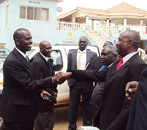 Nyagatare district mayor,Fred Atuhe welcoming Kabale RDC, Apuuli Cox Nyakairu on thier arrival at the meeting (Photo D Ngabonziza)