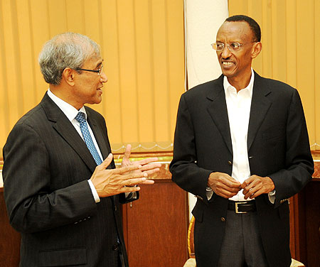 President Paul Kagame and  Zainul Abidin Rasheed, Singaporean Senior Minister of State for Foreign Affairs, yesterday (Photo T.Kisambira