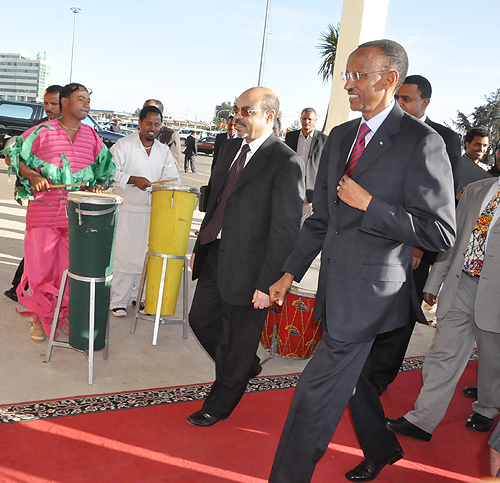 President Kagame arrives in Addis Ababa for the 5th International Conference on Federalism. He was welcomed by Ethiopian Prime Minister Meles Zenawi. (Photo/ Village Urugwiro)