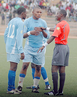 Rayon players try to persuade the referee in a previous league game. The Blues succumbed to a 2-0 defeat yesterday against arch rivals Kiyovu. (File Photo)