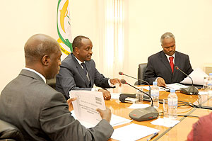  Ministers Anastase Murekezi, Richard Sezibera and  Charles Murigande during the press conference by the cabinet social cluster yesterday (Photo / T. Kisambira)