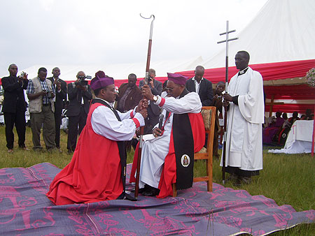 Archbishop Kolini (R) hands over the Bishopu2019s Mass to Bishop Emmanuel Ngendahayo during the inauguration ceremony. (Photo by A.Gahene)