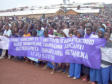 Congolese refugees at Gihembe refugee camp display placards to mark the seventh commemoration of their kin massacred by Interahamwe. (File photo)