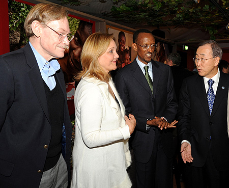 (L-R) World Bank President, Robert Zoellick, WFP boss, Josette Sheeran and UN Secretary General Ban Ki Moon speak with President Kagame after the event. (Photo Village Urugwiro)