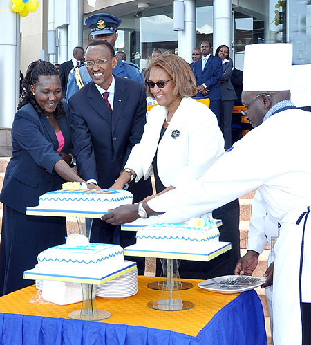 President Kagame, Prof Hellen Sambili, Minister for East African Community and Acting Minister for Higher Education, Science and Technology (L) and Professor Frieda Brown, Vice Chancellor, USIU, cut the anniversary cake, yesterday (Photo/ Urugwiro Village