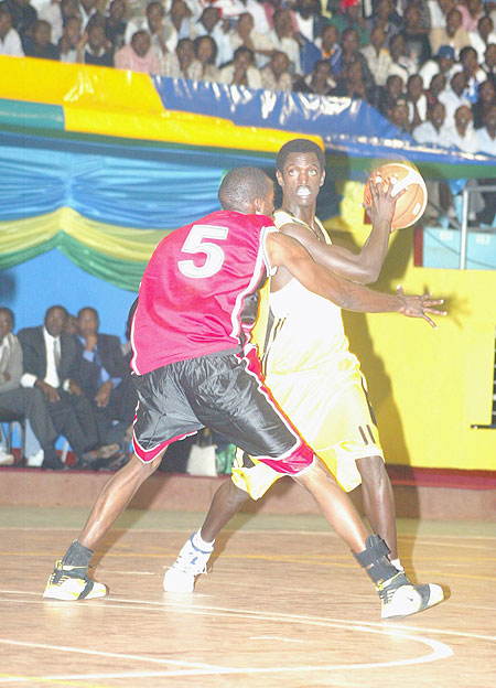 Fiston Muhire (R) is part of Rwandau2019s provisional team for the Zone 5 basketball championship. (File photo)