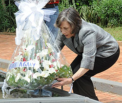 Jan Schakowsky pays her respects to Genocide victims (Photo J.Mbanda)