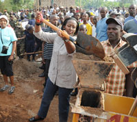 First Lady Jeannette Kagame participates in making Hydrafoam blocks during Umuganda in Ndera Sector, Gasabo District yesterday. (Photo J Mbanda)