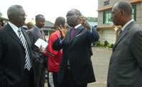 Minister Gatsinzi (L) and Col.Pierre Mongo chat as National Commission of Demobilization and Reintegration president, Jean Sayinzoga, looks on (Photo E.Kabeera)