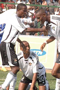 Haruna Niyonzima (L) celebrates a league goal with Jean Baptiste Mugiraneza (R). The winger has challenged his teammates to go hard on Club Africain this Friday. (File Photo)