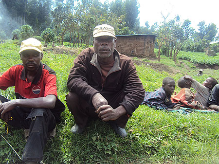 Nzigore Gregoire with his neighbour in Kabagorozi village (Northern Rwanda), are hopeful about the future. (photo B Mukombozi)