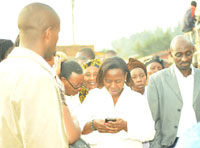 Minister Nsanzabaganwa with vendors at Kimisagara market (Photo E. Kabeera)