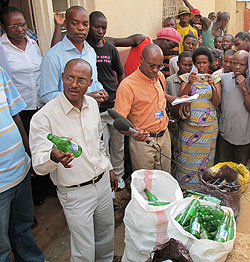 RBS Director General Mark Cyubahiro explaining to residents of Gatsata about the dangers of illegal brew. (Photo: J. Mbanda)