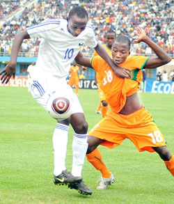 Junior Waspsu2019 Andrew Buteera (L) shields the ball from an Ivory Coast player in the 2011 Caf U-17 championship in Kigali. (File photo)