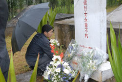 Chinese Ambassador to Rwanda,Shu Zhan, laying a wreath on the deseased Chinese.