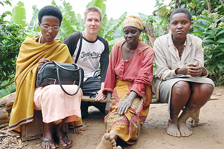 (2nd from left) a British journalist Nick Hughes with three Rwandan women. (Net photo)