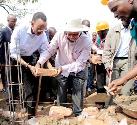 President Kagame and his Ugandan counterpart, Museveni, participate in the construction of classrooms during yesterday's Umuganda in Kanombe. The New Times /Village Urugwiro.