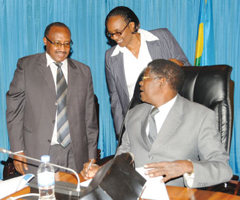 Minister for Cabinet Affairs Protais Musoni (L) chats with Speaker of the Lower chamber Rose Mukantabana (C) and Deputy Speaker Denis Polisi at Parliament on Tuesday when he tabled a bill on access to information. The New Times /John Mbanda