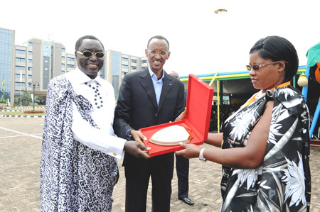 President Kagame yesterday awarding Jean Baptiste Ntemeyabahizi (L) and his wife, as the most innovative taxpayers. The New Times/ Village Urugwiro