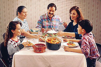 Sharing a meal with the people you love can help to sustain relationships. Net / Photo