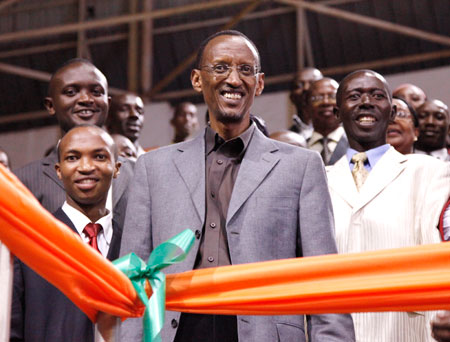 President Kagame with some of the local business people and beneficiaries of the Giru2019inka programme. The New Times/ Timothy Kisambira