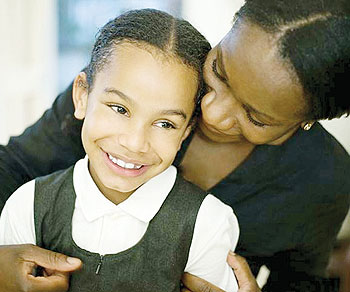 A mother hugging her little girl. Net photo