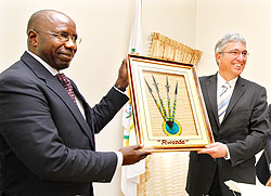 Minister Roger Lewentz (R) receives a gift from Prime Minister Habumuremyi, yesterday. The Sunday Times /Timothy Kisambira