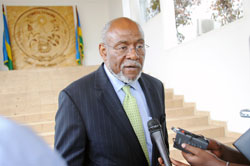 Amb. Carson addressing the media yesterday at Village Urugwiro. The Sunday Times / John Mbanda.