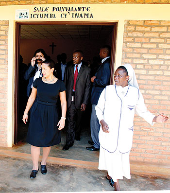 Susan Rice hailed health care providers at Masaka Hospital in Kicukiro. The New Times/ Timothy Kisambira