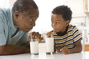 Children who drink milk are healthy. (net Photo)