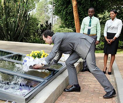 EU Managing Director for Africa, Nick Westcott, lays a wreath at Gisozi memorial centre on Wednesday. He later addressed a press conference. The New Times T. Kisambira.