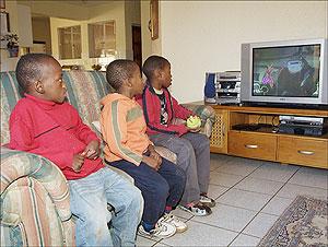 Children need to spend less time watching TV. Net photo.