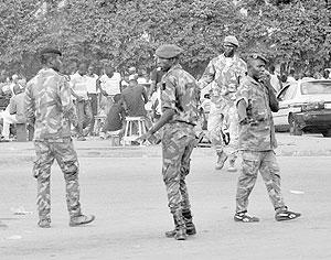 Ivorian members of the Forces Republicaines de Cote du2019Ivoire (FRCI) control traffic in Abidjan in 2011. Net photo.