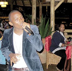 Tom Close entertains lovebirds at Mama Africa. (Photos by Linda Mbabazi.)