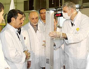 Iranian President Mahmoud Ahmadinejad (2nd, L) attends an unveiling ceremony of a new generation of centrifuge for uranium enrichment in Tehran, Iran, Feb. 15, 2012. net photo