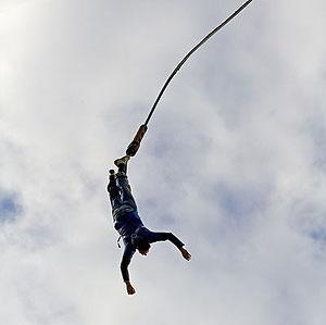 A bungee jumper floating across the sky. Net photo