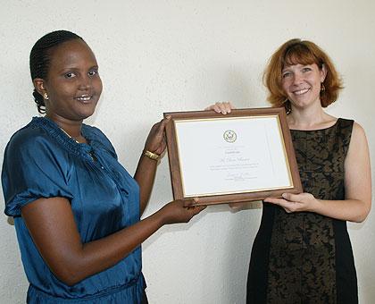 Doreen Umutesi (L) receiving the certificate from the US embassy's Susan Falatko yesterday.  The New Times / Courtesy