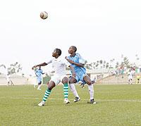 Solomon Nirisarike (R) battles for the ball with Kiyovuu2019s Julius Bakkabulindi. The New Times/T. Kisambira.